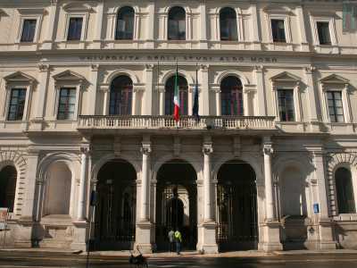 Il piano terra � rivestito da un bugnato levigato, mentre l'entrata presenta tre cancellate in ferro ad arco a tutto sesto, incorniciate da quattro colonne ioniche che sostengono l'elegante balcone del primo piano